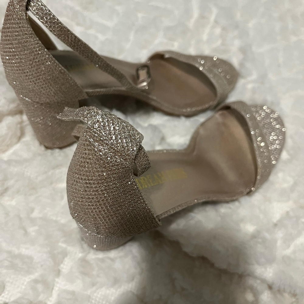 Dream pairs 7.5 gold glittery heel.